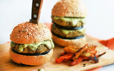 Hambúrguer de Grão de Bico com Molho de Curry Verde