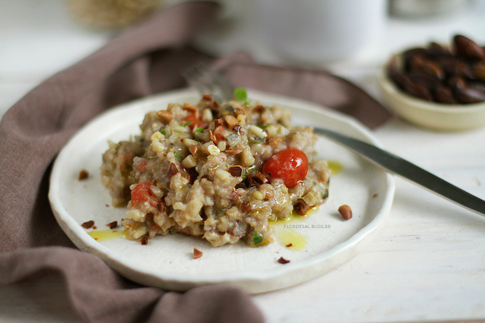 RISOTO DE ALHO PORÓ, SHIITAKE E TOMATE CEREJA