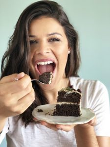 Bolo de Chocolate com Mousse de Limão Vegano e Sem Glúten - Flor de Sal Blog por Gabi Mahamud